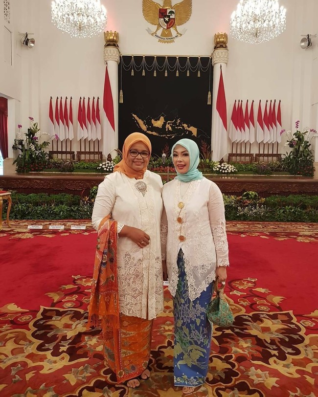 Inilah penampilan Nur Asia Uno bersama istri dari Gubernur DKI, Fery Farhati Ganis, saat suami mereka dilantik menjadi pemimpin Jakarta oleh Presiden Jokowi. Tampil cantik berkebaya putih dan kain batik, Nur Asia terlihat menenteng tas etnik berwarna biru muda. Foto: Dok. Instagram, Facebook