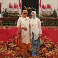 Inilah penampilan Nur Asia Uno bersama istri dari Gubernur DKI, Fery Farhati Ganis, saat suami mereka dilantik menjadi pemimpin Jakarta oleh Presiden Jokowi. Tampil cantik berkebaya putih dan kain batik, Nur Asia terlihat menenteng tas etnik berwarna biru muda. Foto: Dok. Instagram, Facebook