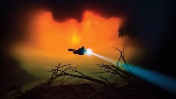 Juara ketiga kategori wide-angle diraih Tom St George, Tulum, Meksiko. Gear: Olympus OM-D E-M1 MKII, Olympus 7-14mm f/2.8 Pro lens, Olympus PT-EP14 housing, Olympus PPO-EP04 dome port and PER-E02 port extensionSettings: f/3.5, 1/15, ISO 6400.Foto: Scuba Diving Magazine 