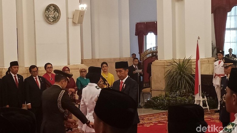 Jokowi Kukuhkan Anggota Paskibraka 2018 di Istana Jokowi Kukuhkan Anggota Paskibraka 2018 di Istana
