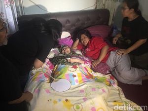 Lumpuh dan Terjebak Banjir, Mak Nyak Si Doel Dievakuasi Tengah Malam ke Hotel