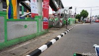 Kondisi ini lantaran jalur tersebut akan dilewati pawai obor menyambut Asian Games 2018. Oleh karenanya, trotoar tersebut telah steril sejak pagi hari tadi.