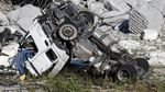 Truk Ini Nyaris Jatuh dari Jembatan yang Ambruk di Italia