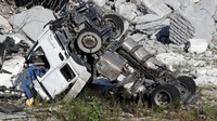 Sementara itu kondisi truk lain yang jatuh tampak hancur. Foto: Stefano Rellandini/Reuters