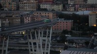 Jembatan layang di satu ruas jalan tol di dekat Genoa, Italia, ambruk dan menyebabkan mobil-mobil jatuh dari ketinggian 45 meter dan menewaskan setidaknya 35 orang, hingga Selasa (14/8/2018) sore waktu setempat, menurut para pejabat. Foto: Stefano Rellandini/Reuters