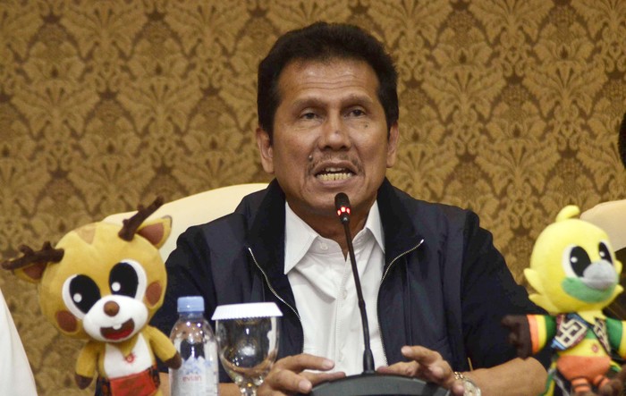 Menteri Pemberdayaan dan Aparatur Negara dan Reformasi  Birokrasi Asman Abnur menyampaikan keterangan kepada wartawan di Kantor KemenPAN RB Jakarta, Selasa (14/4). Menpan RB Asman Abnur resmi mengundurkan diri dari jabatannya dalam Kabinet Kerja setelah mengajukan pengunduran diri kepada Presiden Joko Widodo. ANTARA FOTO/Defri W/wpa/pras/18