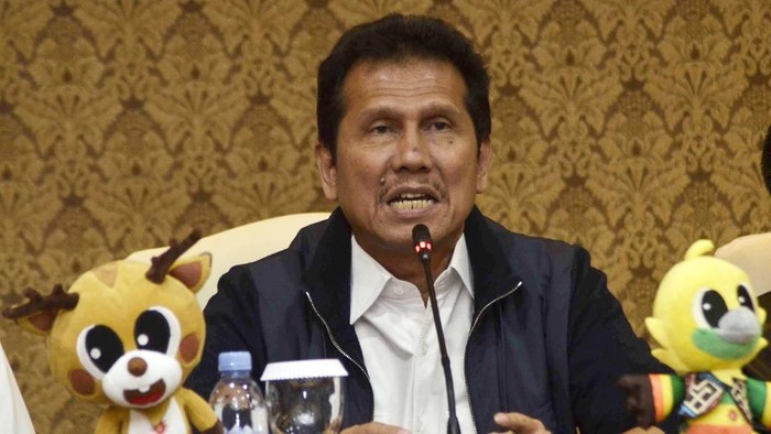 Menteri Pemberdayaan dan Aparatur Negara dan Reformasi  Birokrasi Asman Abnur menyampaikan keterangan kepada wartawan di Kantor KemenPAN RB Jakarta, Selasa (14/4). Menpan RB Asman Abnur resmi mengundurkan diri dari jabatannya dalam Kabinet Kerja setelah mengajukan pengunduran diri kepada Presiden Joko Widodo. ANTARA FOTO/Defri W/wpa/pras/18