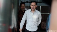 Sangkaan TPPU pada Wawan telah diumumkan KPK sejak 10 Januari 2014. Saat itu, penyidik KPK masih meneliti sekitar 1.200 kontrak paket pekerjaan dari 300 perusahaan yang diduga digunakan Wawan.