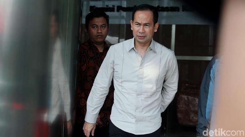 Duit Pencucian Uang Wawan Juga Mengalir ke Jennifer Dunn dan Irwansyah Duit Pencucian Uang Wawan Juga Mengalir ke Jennifer Dunn dan Irwansyah