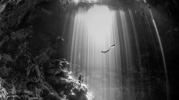 Juara kedua kategori wide-angle diraih Karen Smith. Lokasi: Tulum, Meksiko. Gear: Olympus OMD EM1, Lumix G Fisheye 8mm f/3.5 lens, Nauticam housing. Settings: f/4.5, 1/40, ISO 4000. Foto: Scuba Diving Magazine
