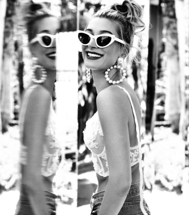 Lagi-lagi, jeans jadi pilihan favorit para selebriti untuk dipasangkan dengan bra. Model Hailey Baldwin mengenakan bra berdetail lace dan jeans high-waist. Foto: Instagram