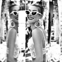 Lagi-lagi, jeans jadi pilihan favorit para selebriti untuk dipasangkan dengan bra. Model Hailey Baldwin mengenakan bra berdetail lace dan jeans high-waist. Foto: Instagram