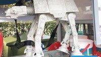 Dalam rangka memeriahkan Srat Wars: The Last Jedi 2017, Disney Land keluarkan bucket popcorn istimewa ini. Ya, bucket popcorn bentuk AT-AT (All Terrain Armored Transport). Cara penggunaannya mudah, cukup taruh kotak popcorn di bagian punggung AT-AT. Foto: Istimewa