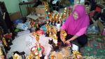 Perajin Piala Kebanjiran Order Jelang Agustusan