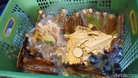 Menurutnya dari banyaknya orderan itu mayoritas piala ukuran kecil sampai sedang. Sedangkan piala ukuran besar biasanya dipesan dari provinsi.