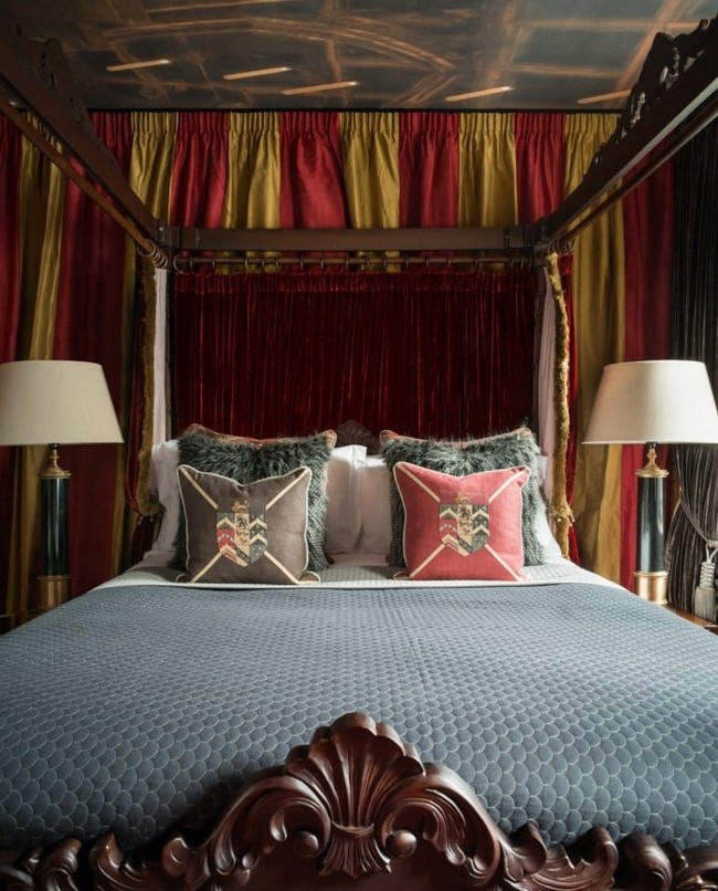 Kamar tidur utama apartemen didesain semirip mungkin dengan asrama Gryffindor. Kamar ini didominasi warna-warna khas Gryffindor seperti marun dan kuning. Foto: Dok. Elite Readers