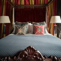 Kamar tidur utama apartemen didesain semirip mungkin dengan asrama Gryffindor. Kamar ini didominasi warna-warna khas Gryffindor seperti marun dan kuning. Foto: Dok. Elite Readers