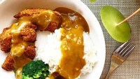  Meski di dalam kari sudah ada potongan kentang dan wortel, tapi chicken katsu curry rice ini juga cocok dipadukan dengan brokoli rebus. Foto: Instagram @conscious_being_