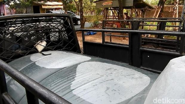 Air bersih yang dibeli warga Banjarnegara dari tempat pencucian mobil. 
