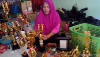 Saat 17 Agustus, pesanan yang didapat perajin piala bisa meningkat hingga 75% dari hari biasa.
