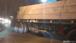 Malam-malam, Truk Angkut Beton ke Proyek Rumah DP Rp 0