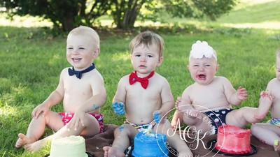 Ekspresi Menggemaskan 13 Bayi Saat Foto Bareng