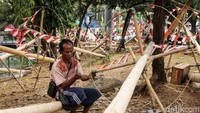 Seorang perajin menyelesaikan pembuatan batang panjat pinang di kawasan Manggarai, Jakarta Selatan, Rabu (15/8/2918).