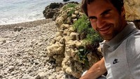 Raut wajah Roger saat berselfie di tepi pantai. (rogerfederer/Instagram)