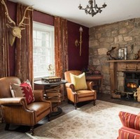 Ruang tamu ditata ala ruang rekreasi asrama Gryffindor. Yue Gao sangat detail menata apartemennya agar semirip mungkin dengan tema Harry Potter. Tamu seperti diajak masuk ke alam sihir sekolah Hogwarts. Foto: Dok. Elite Readers