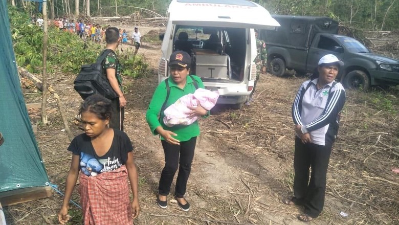 Bayi Suku Terpencil Mause Ane Lahir Selamat di Tenda Pengungsian Bayi Suku Terpencil Mause Ane Lahir Selamat di Tenda Pengungsian
