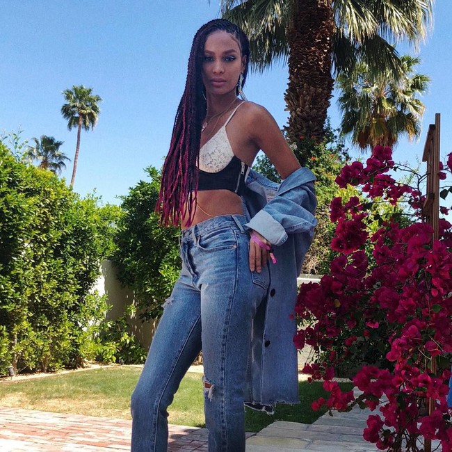 Model Joan Smalls memilih bra beraksen lace bernuansa feminin. Penampilanya makin lengkap dengan ripped jeans dan jaket denim. Foto: Instagram