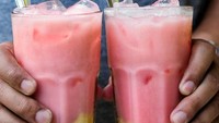 Ini es Nona Manis. Paduan tape ketan halus dengan es halus plus sirop merah dan susu. Foto : Instagram the-lucky.belly