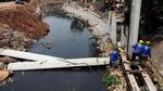 Pemasangan Turap di Kali Grogol Terus Dikebut