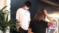  Ia tampil dengan rambut gondrong. Saat itu, Kim Woo Bin mengenakan atasan berwarna hitam. Foto: Dok.Twitter/TheAnnyeongOppa