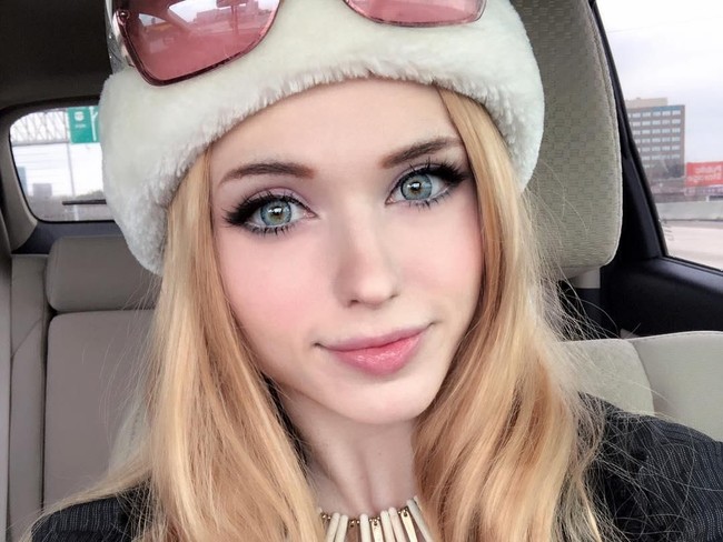  Kaitlyn Siragusa atau yang lebih dikenal dengan nama panggung Amouranth jadi sensasi setelah ketahuan berbohong soal status lajangnya. Ia pun banyak menerima komentar negatif setelah netizen menemukan fakta bahwa ia sudah menikah. Foto: Instagram