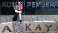 Salah seorang peserta aksi menggunakan topeng wajah Setya Novanto dalam aksi teatrikal tersebut.