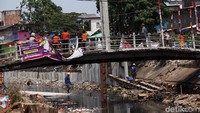 Pemasangan turap tersebut menjadi tontonan warga sekitar.