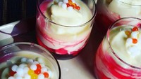Aduh cantiknya! Tape ketan diblender dengan susu kental manis dan es batu lalu dikucuri sirop merah. Slruup! Foto: Instagram @sariachyari