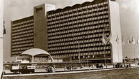 Pusat perbelanjaan Sarinah dan Hotel Indonesia pun mulai dibangun sebagai fasilitas tambahan untuk hiburan dan tempat menginap para pendukung atau penonton pertandingan olahraga internasional itu. Istimewa/Pinterest.