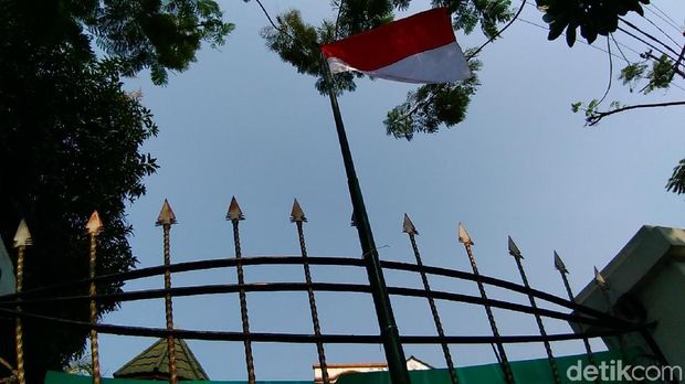 Tiang bendera dipasang menggunakan kawat