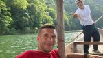 Potret Lukas Podolski Jalan-jalan di Jepang