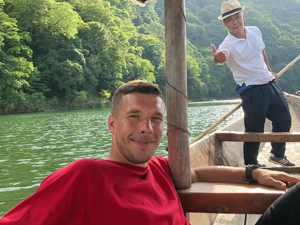 Potret Lukas Podolski Jalan Jalan Di Jepang Potret Lukas Podolski Jalan Jalan Di Jepang