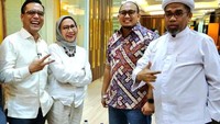 Pertengahan Juli lalu ia duduk sambil ngopi dan melahap sepotong kue bersama Ratna Sarumpaet, mantan suami Wanda Hamidah serta Wasekjen Gerindra, Andre Rosiade. Foto: Instagram chicohakim