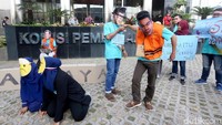 Sejumlah mahasiswa peserta Sekolah Anti Korupsi 2018 melakukan aksi teatrikal di depan Gedung KPK, Jakarta, Rabu (15/8/2018).