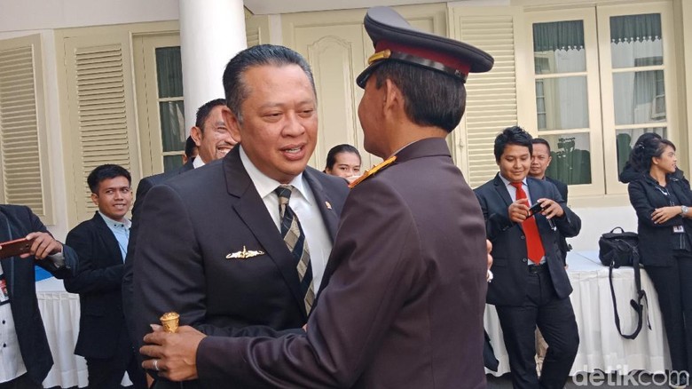 Tiba di Istana, Irjen Idham Disapa Pak Waka oleh Bamsoet Tiba di Istana, Irjen Idham Disapa Pak Waka oleh Bamsoet