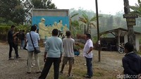 Relief tujuh presiden itu terbuat dari bahan kaca serat dan besi. Saat ini, relief tujuh presiden itu sudah memasuki tahap akhir dan siap mejeng sempurna sebelum 17 Agustus nanti.