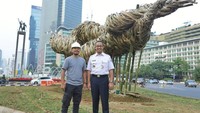 Anies menggaet Joko Avianto untuk membuat karya seni bambu di Bundaran HI.  Ide tersebut muncul sejak dua minggu lalu saat Joko Avianto diundang Anies ke pendopo. Foto: Instagram Anies Baswedan