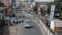 Tidak hanya PKL, beberapa toko besar pun tutup.
