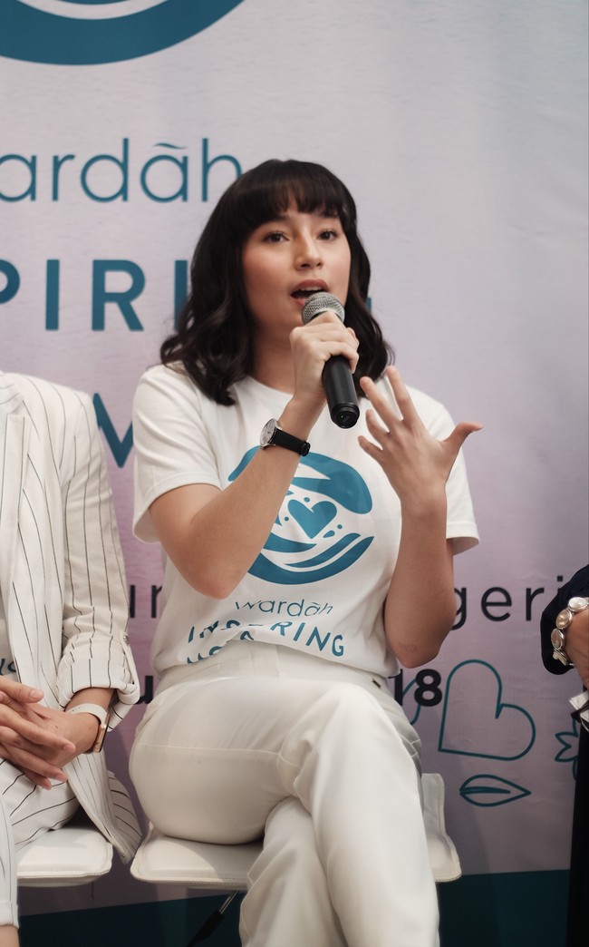 Untuk mendapatkan rambut Lob ikal natural seperti Tatjana, kamu bisa memakai catok pelurus rambut. Putar rambut dengan jarak yang tidak terlalu dekat, biarkan rambut terlihat ikal tak beraturan. Foto: Silmia Putri/Wolipop