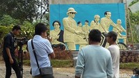 Relief ketujuh presiden Indonesia itu terletak di kawasan wisata perkebunan teh Dayeuh Manggung.